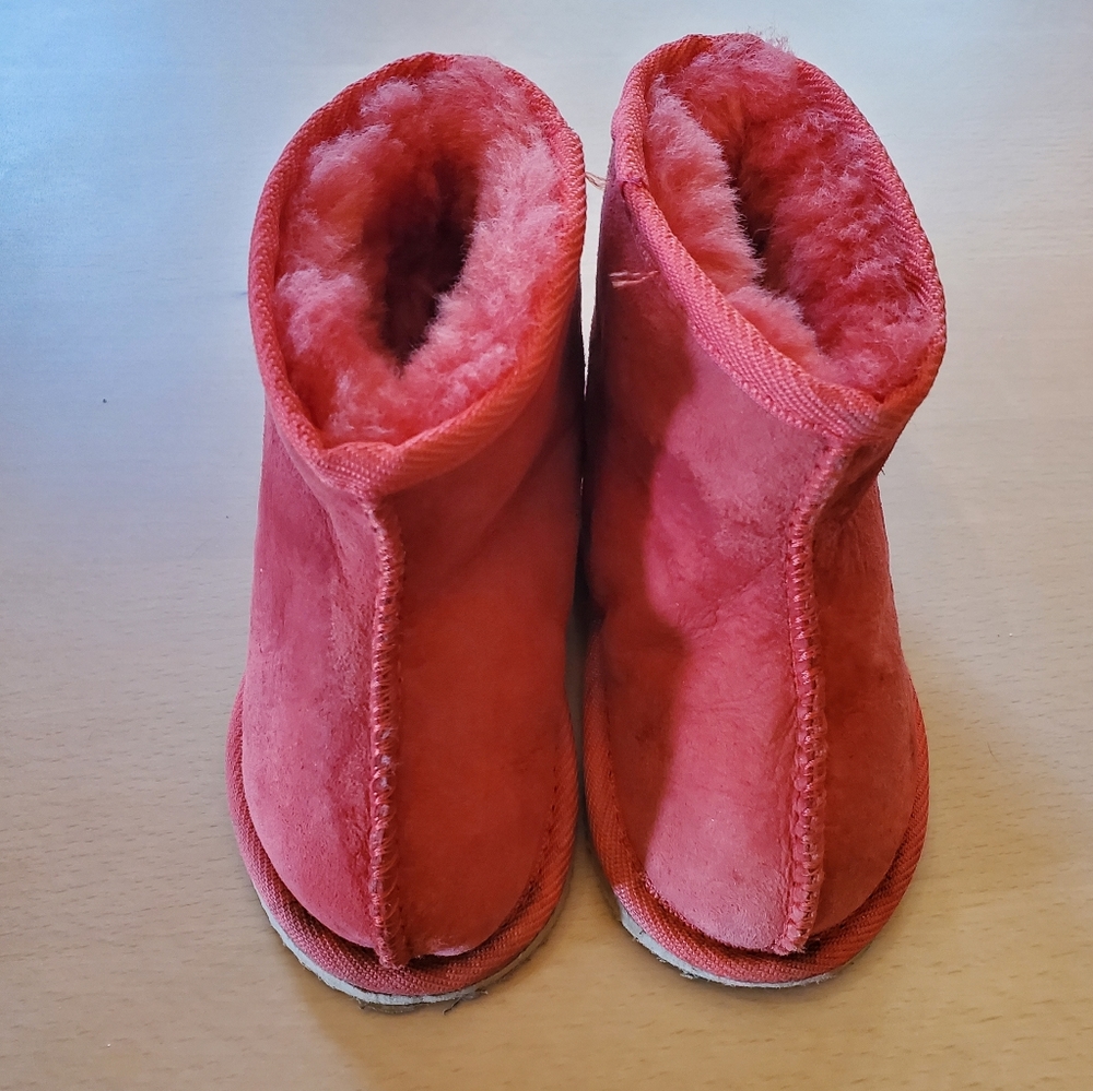 Red UGG T6